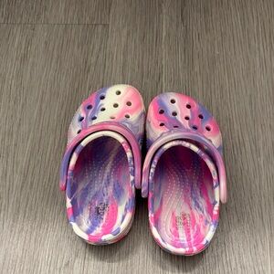 CROCS Kids Sandals in Pink and Purple Swirl